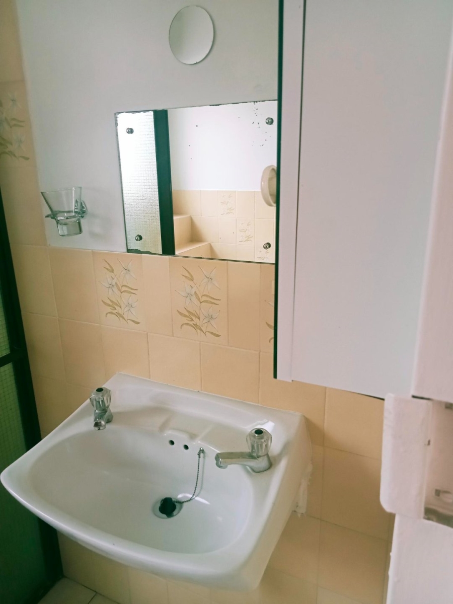 To Let 1 Bedroom Property for Rent in Athlone Western Cape